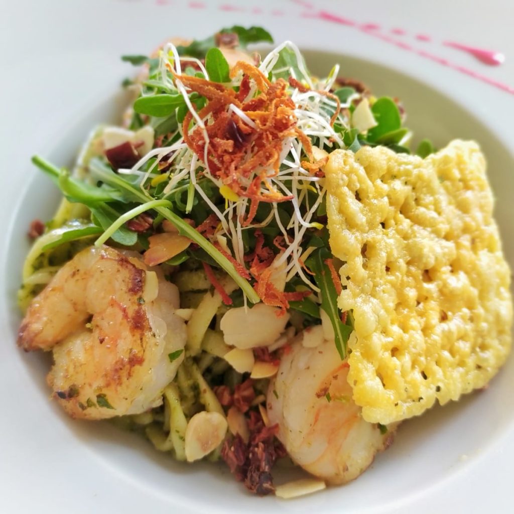 Linguine mit frischem Basilikum-Pesto und in Zitronenöl gebratenen Langostinos