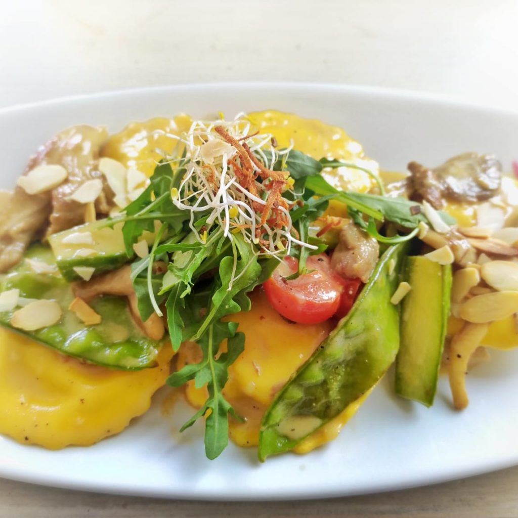 Hausgemachte Ravioli gefüllt mit Frischkäse, Pilzen und Mandeln auf Limoncello Sauce
